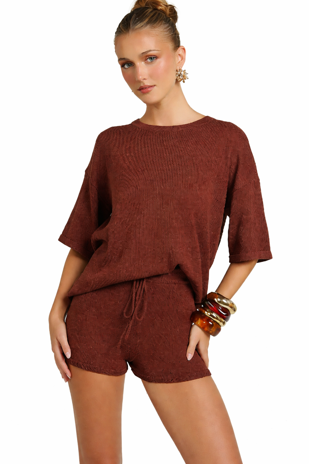 Conjunto de camiseta y pantalón corto de punto en color chocolate
