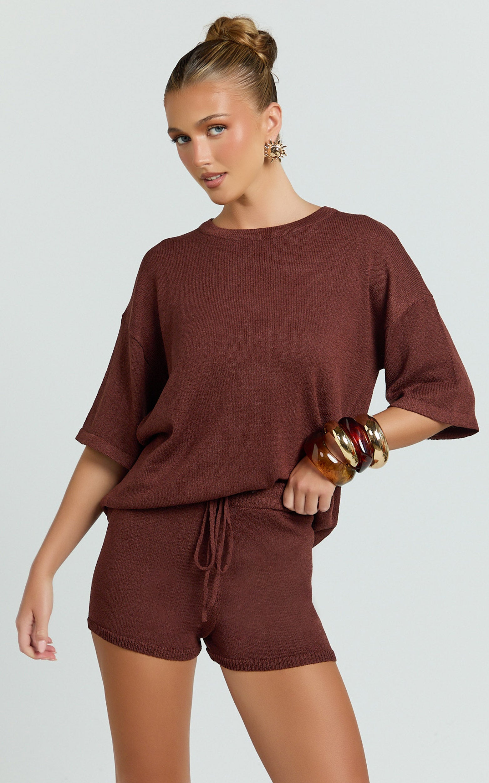 Conjunto de camiseta y pantalón corto de punto en color chocolate
