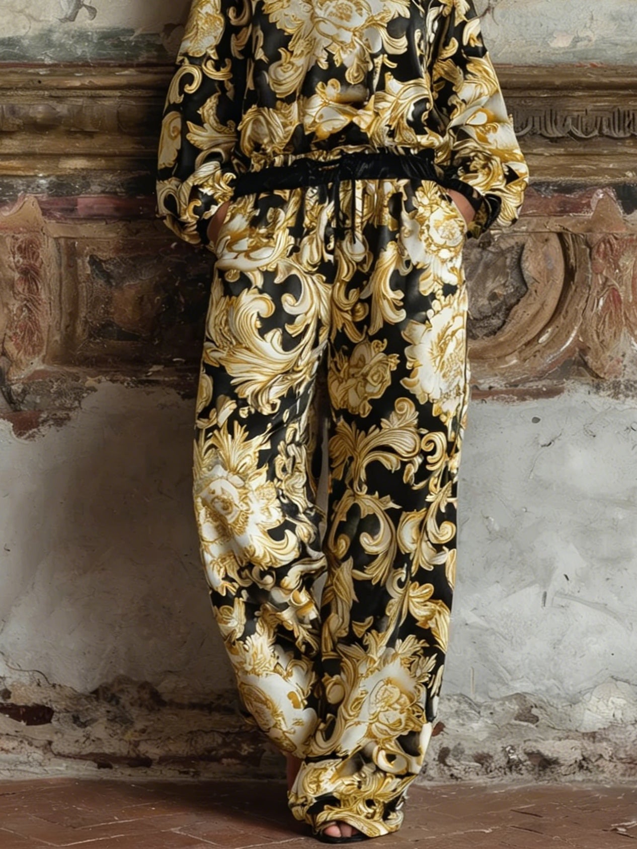 Conjunto de casa con top manga larga floral y pantalón ancho.