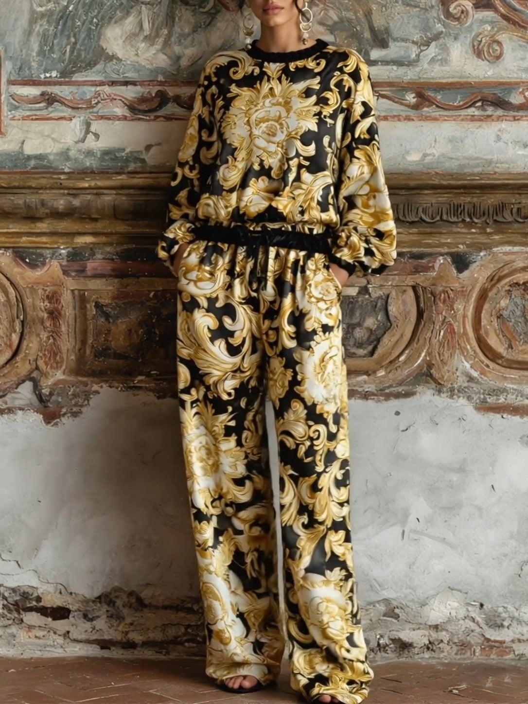 Conjunto de casa con top manga larga floral y pantalón ancho.