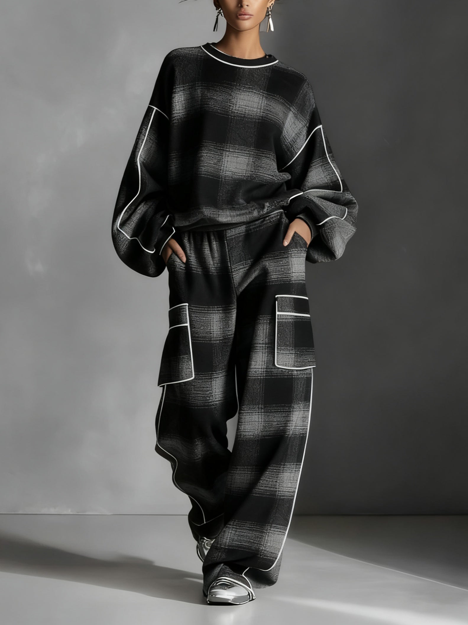Conjunto de dos piezas con sudadera a cuadros negro/gris y pantalón casual.