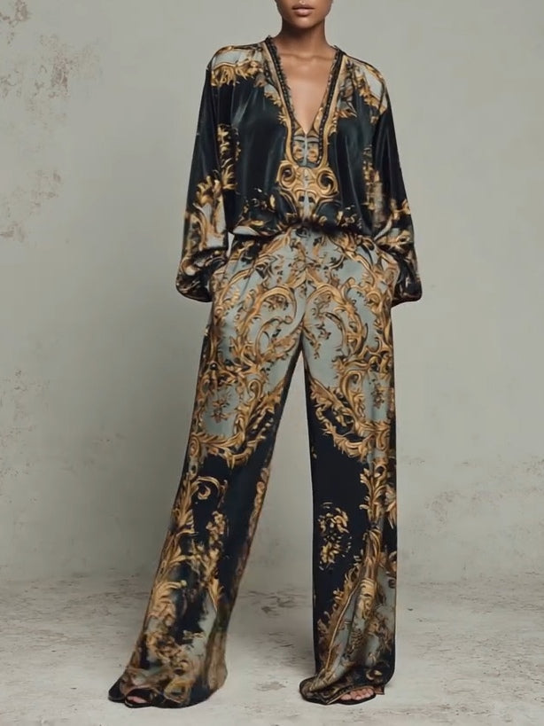 Traje informal con top floral barroco y pantalones anchos.