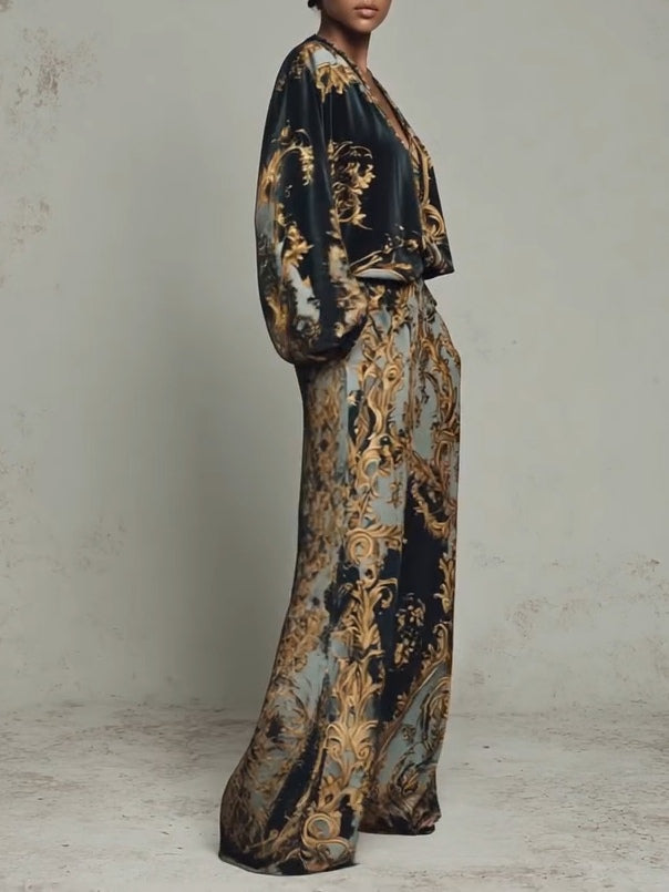 Traje informal con top floral barroco y pantalones anchos.