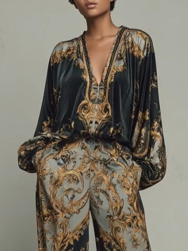 Traje informal con top floral barroco y pantalones anchos.