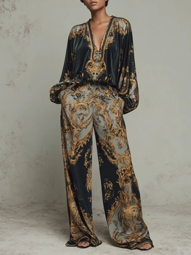 Traje informal con top floral barroco y pantalones anchos.