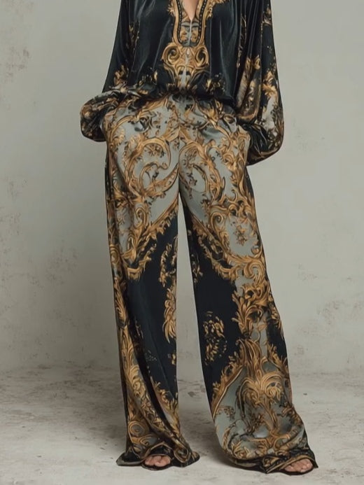 Traje informal con top floral barroco y pantalones anchos.